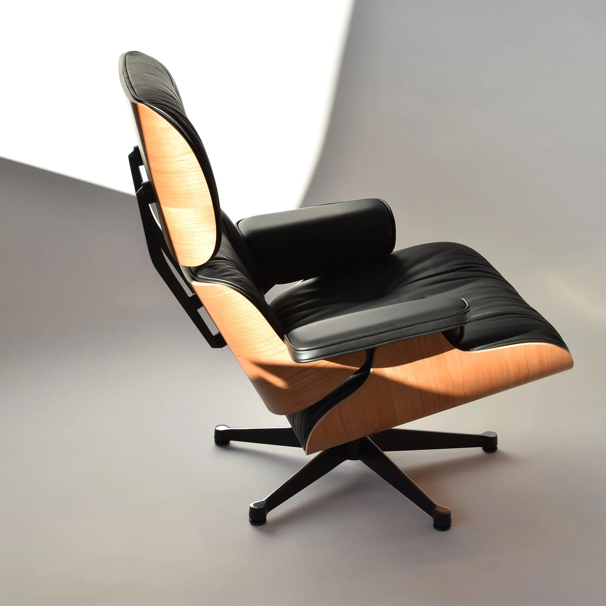 Vitra Lounge Chair & Ottoman - Amerikanischer Kirschbaum / Leder Premium F Nero (XL / Neue Maße)